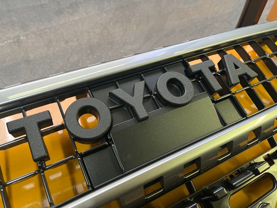 TOYOTA エンブレム カスタム ラプターライナー塗装ブラックランクル250用