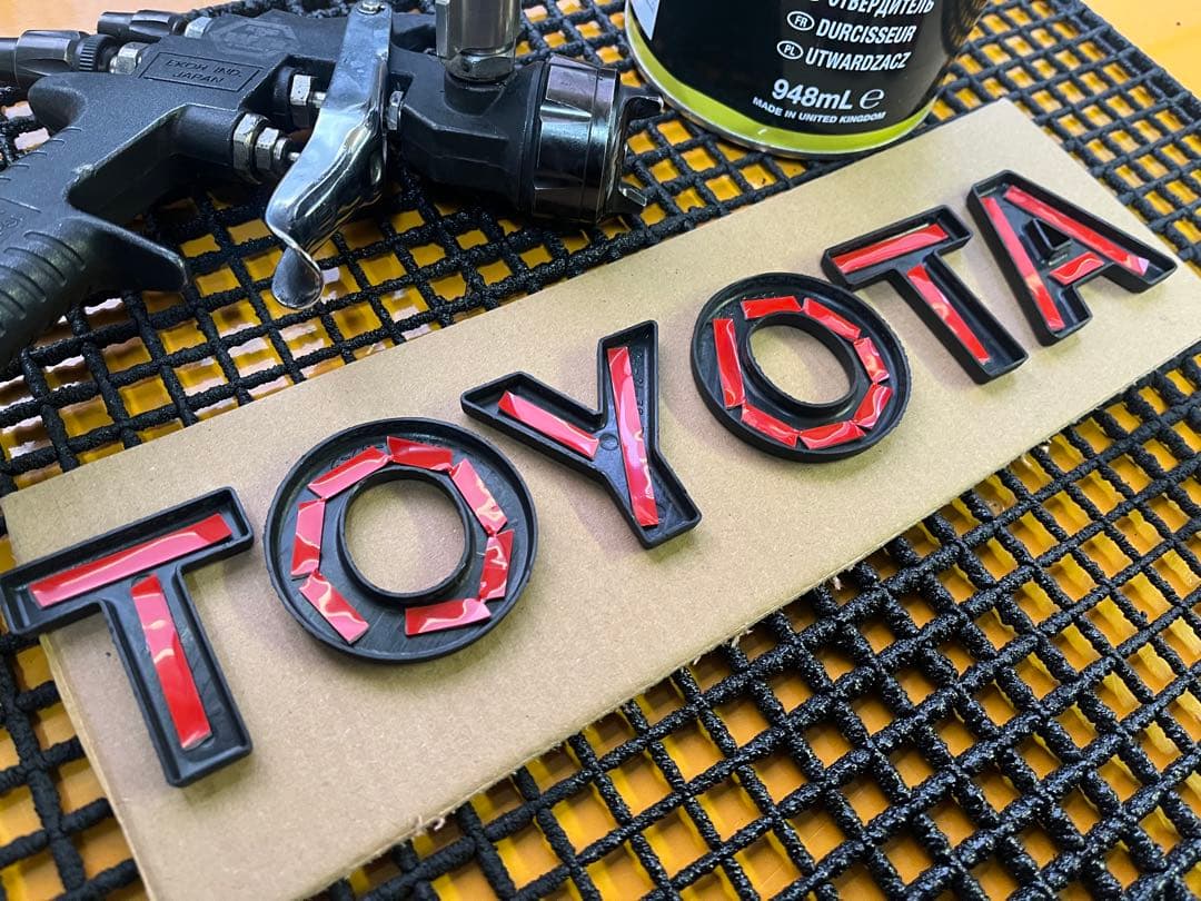 TOYOTA エンブレム カスタム ラプターライナー塗装ブラックランクル250用