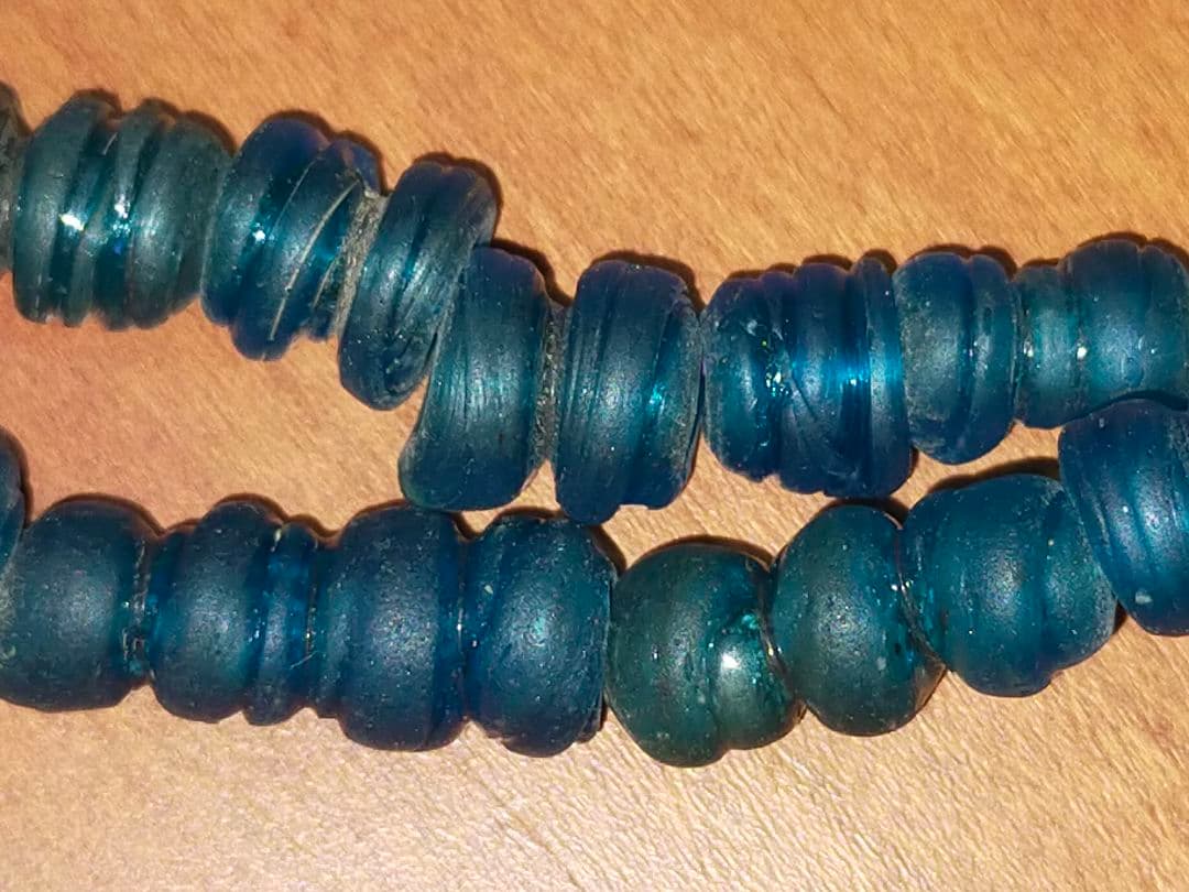 ♥値下げ！とても古い　ガラス玉　ネックレス　トンボ玉　７４ｃｍ　骨董　古玩