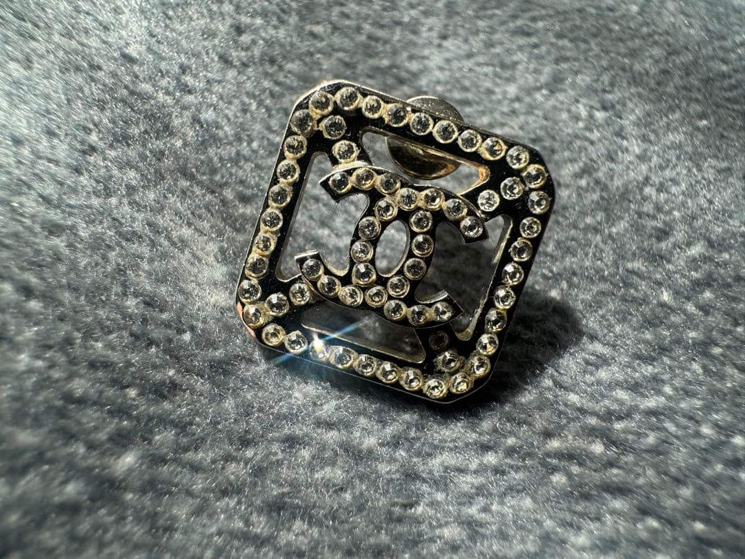 CHANEL ロゴピアス(片耳)