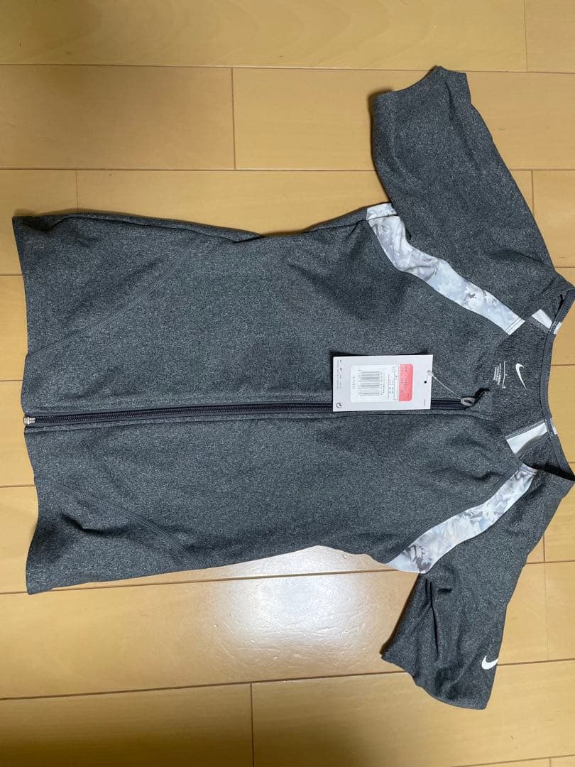 【新品未使用】　NIKE スポーツ用水着 半袖トップス グレー