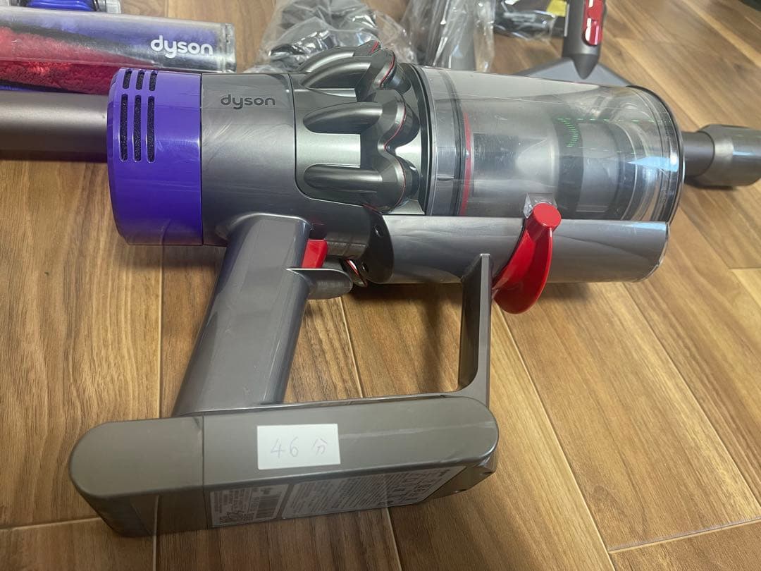 ダイソンDyson V10 (sv12)の充電式掃除機、ブラシノズル付き。