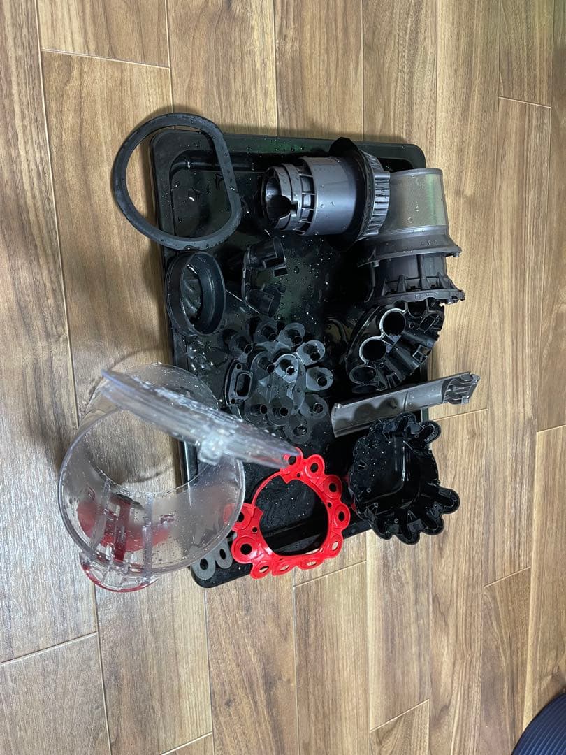 ダイソンDyson V10 (sv12)の充電式掃除機、ブラシノズル付き。