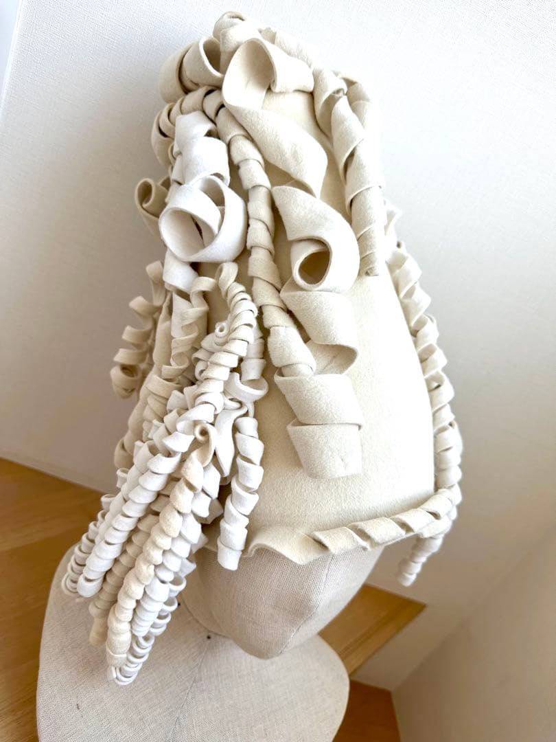 アートハット　1点物ハンドメイド帽子 オフ白　ウールフェルト　ロールヘア風