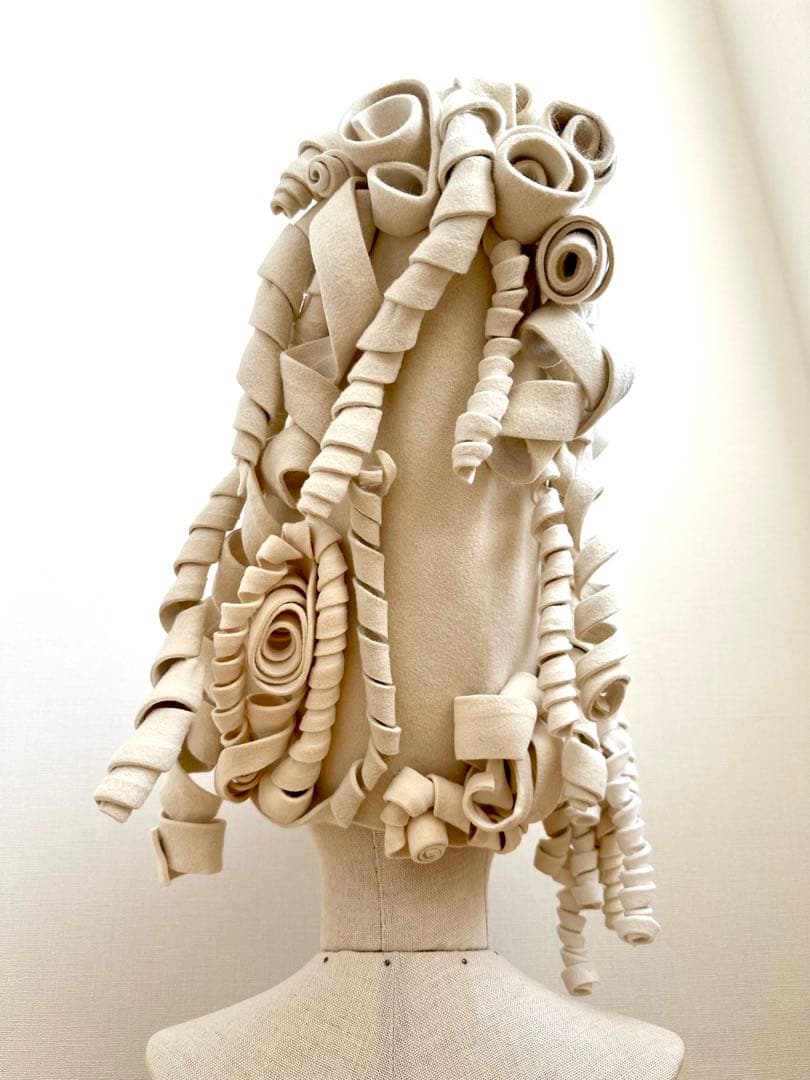 アートハット　1点物ハンドメイド帽子 オフ白　ウールフェルト　ロールヘア風