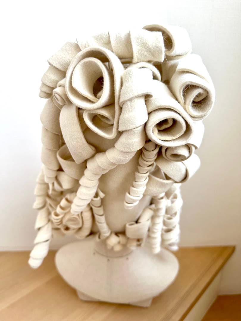 アートハット　1点物ハンドメイド帽子 オフ白　ウールフェルト　ロールヘア風