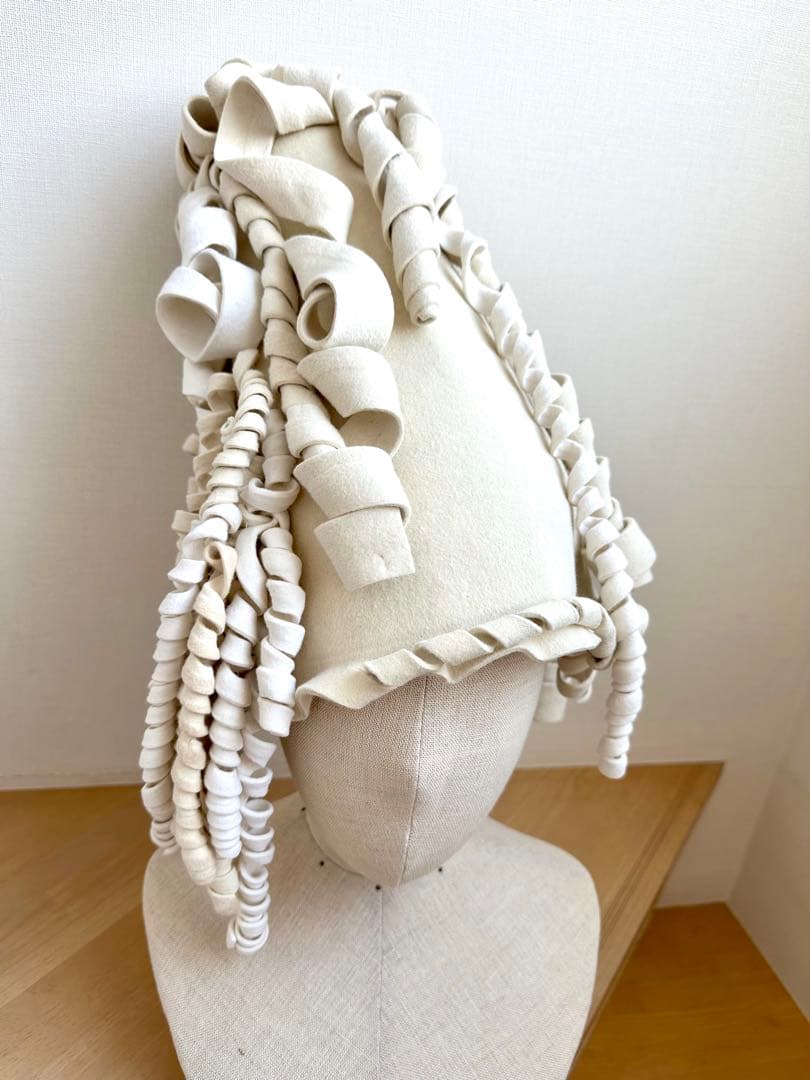 アートハット　1点物ハンドメイド帽子 オフ白　ウールフェルト　ロールヘア風