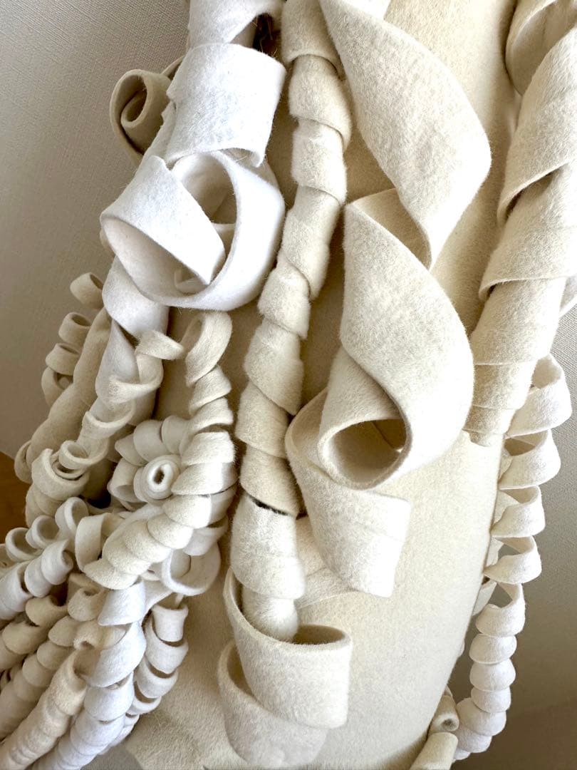 アートハット　1点物ハンドメイド帽子 オフ白　ウールフェルト　ロールヘア風