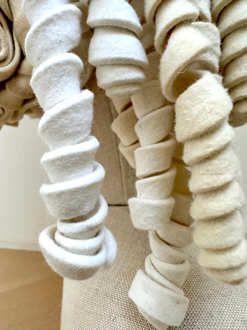 アートハット　1点物ハンドメイド帽子 オフ白　ウールフェルト　ロールヘア風