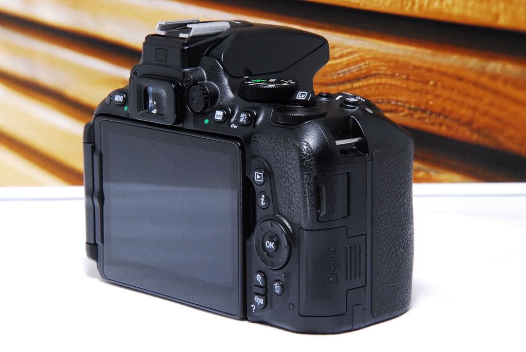 【人気機種】Nikon D5500 バリアングル液晶 タッチパネル Wi-Fi