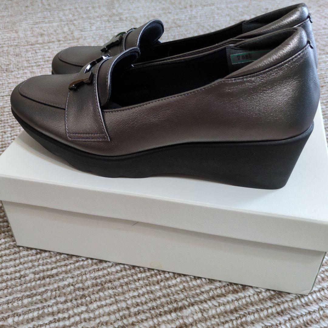 新品ヒルズアベニュー　Hモティーフクリアウェーブソールローファー　２４cm