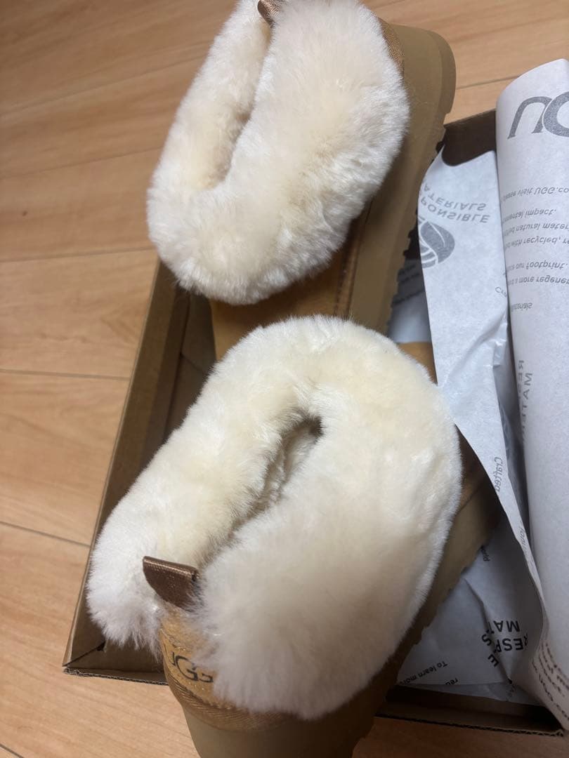 UGG 23cmベージュ ファー付きムートンブーツ