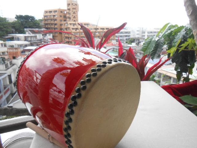 新品未使用(送料無料)12.500円 エイサー大太鼓24cm*31cm 撥付