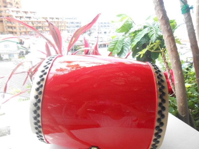 新品未使用(送料無料)12.500円 エイサー大太鼓24cm*31cm 撥付