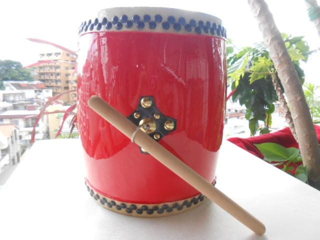 新品未使用(送料無料)12.500円 エイサー大太鼓24cm*31cm 撥付