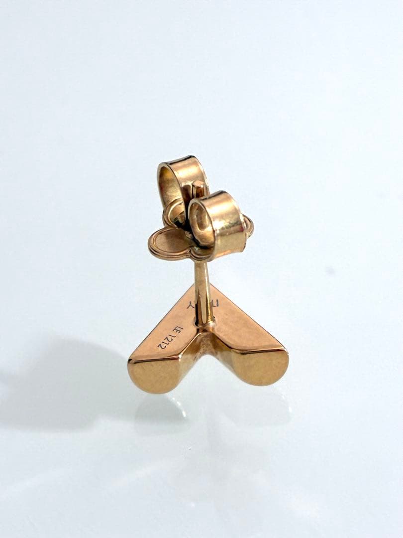 ルイヴィトン　ゴールド V字型 ピアス　　(片耳用)