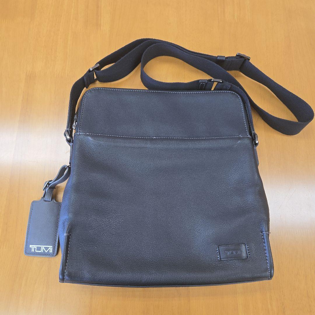 TUMI ブラックショルダーバッグ