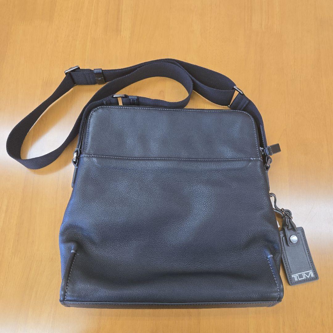 TUMI ブラックショルダーバッグ