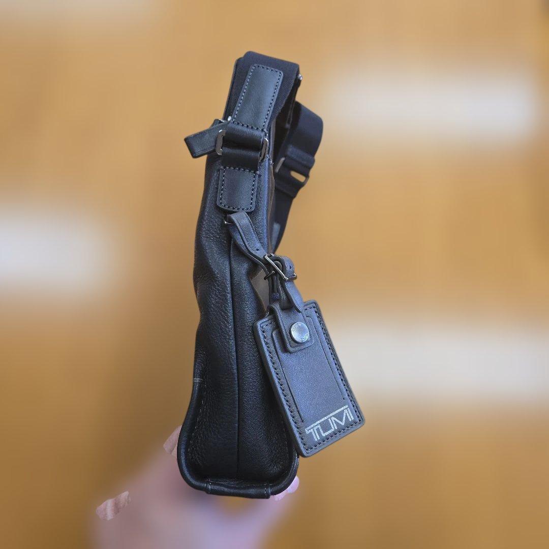 TUMI ブラックショルダーバッグ