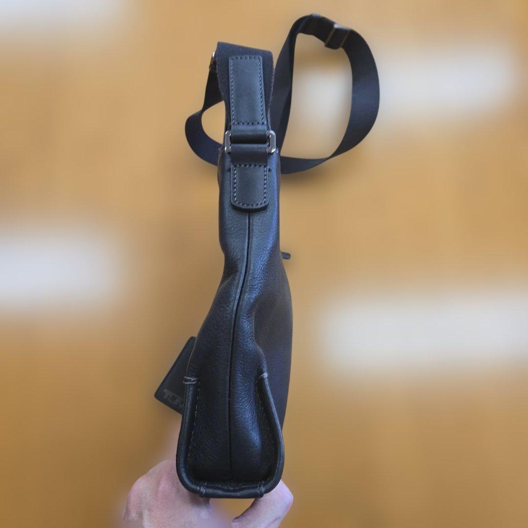 TUMI ブラックショルダーバッグ