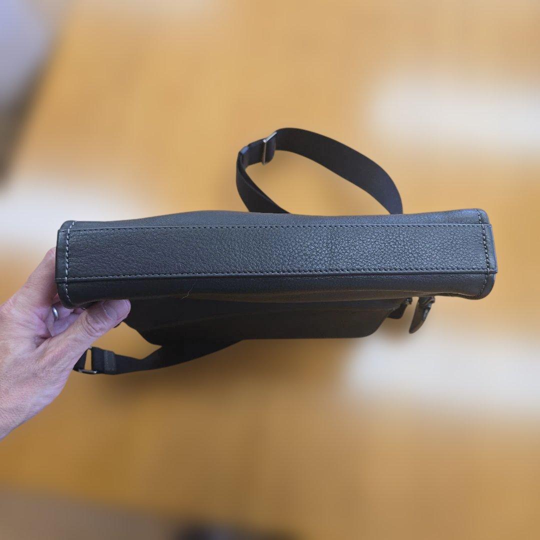 TUMI ブラックショルダーバッグ