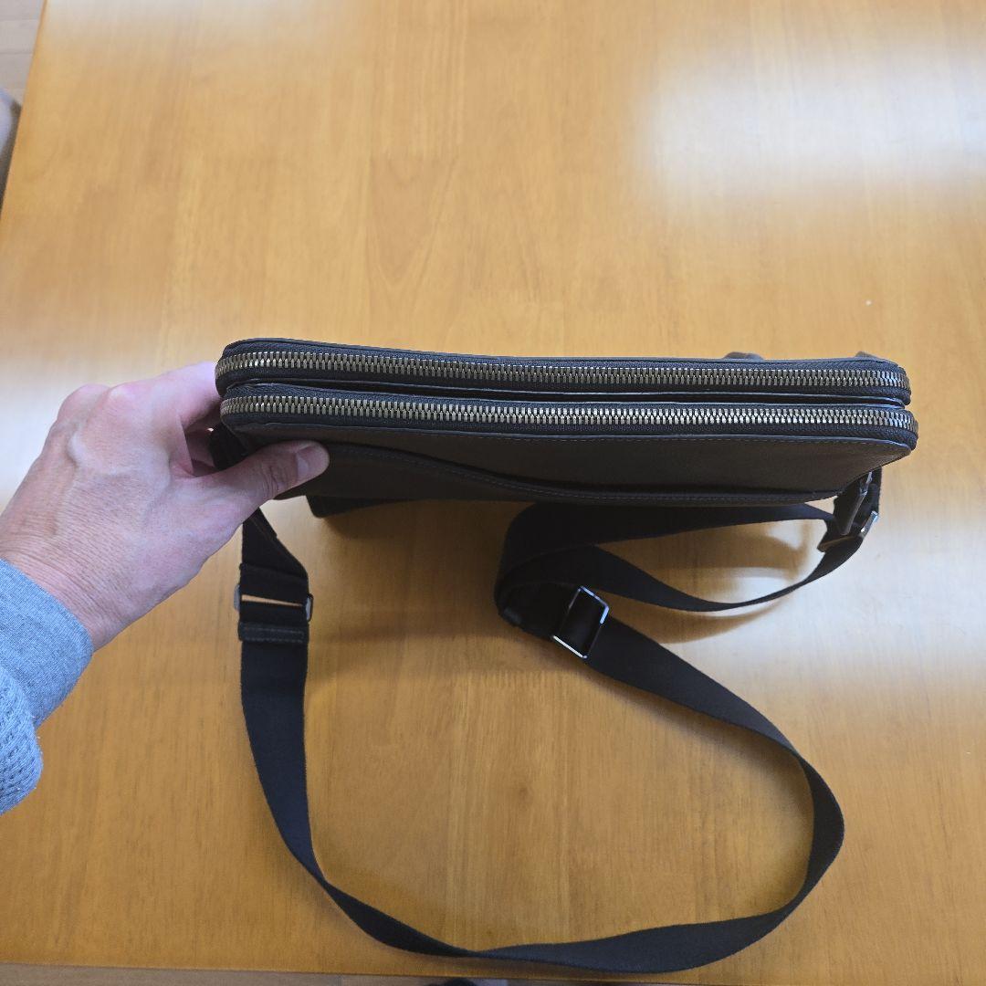 TUMI ブラックショルダーバッグ