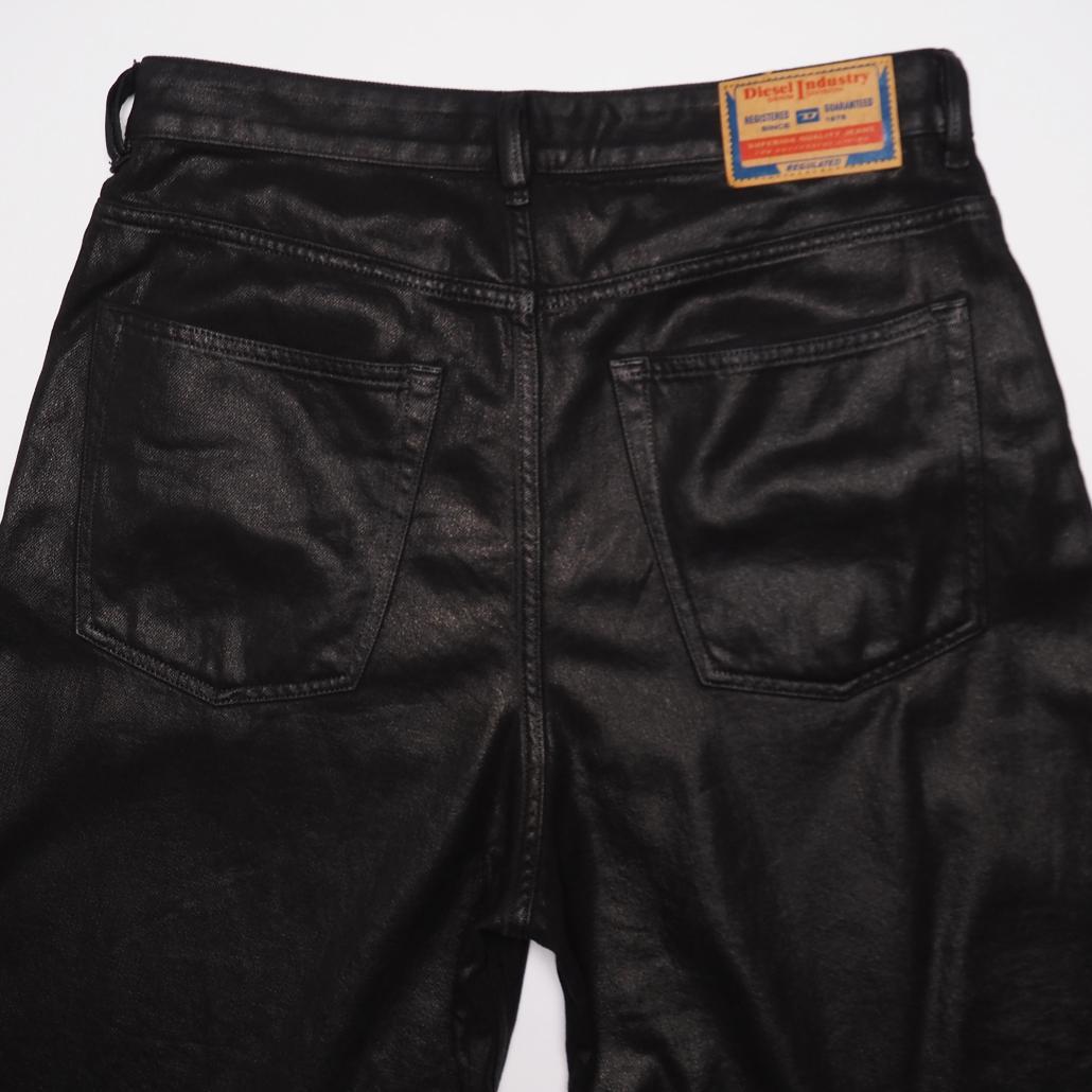 24年製 DIESEL de-sire Shorts Coated Denim