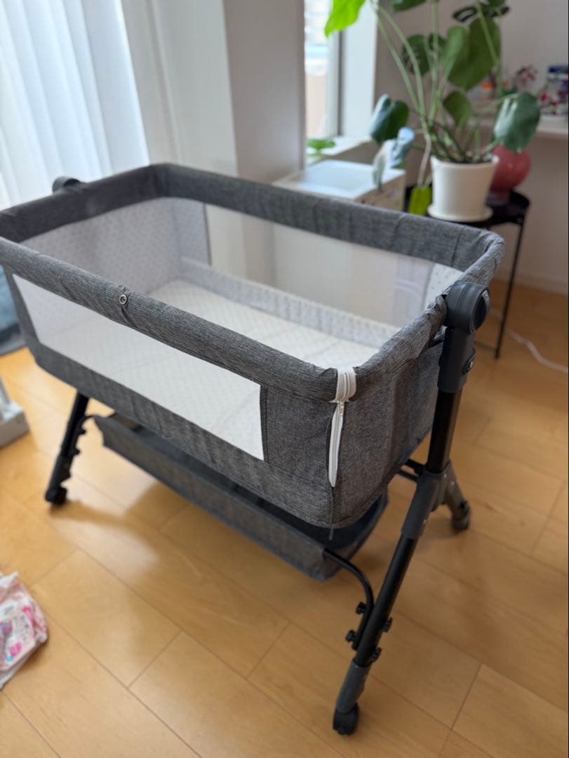 ベビーベッド(高さ調整可)