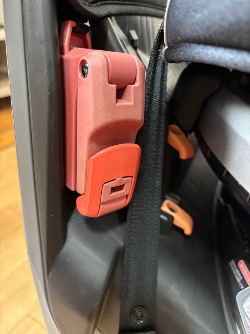 Combi チャイルドシート チタングレー　シートベルト固定式