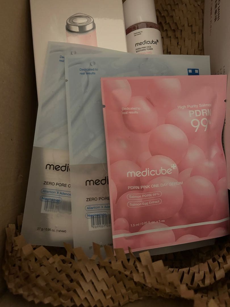 a*a様 メディキューブ　ミニ美顔器&美容液セット　特典付き