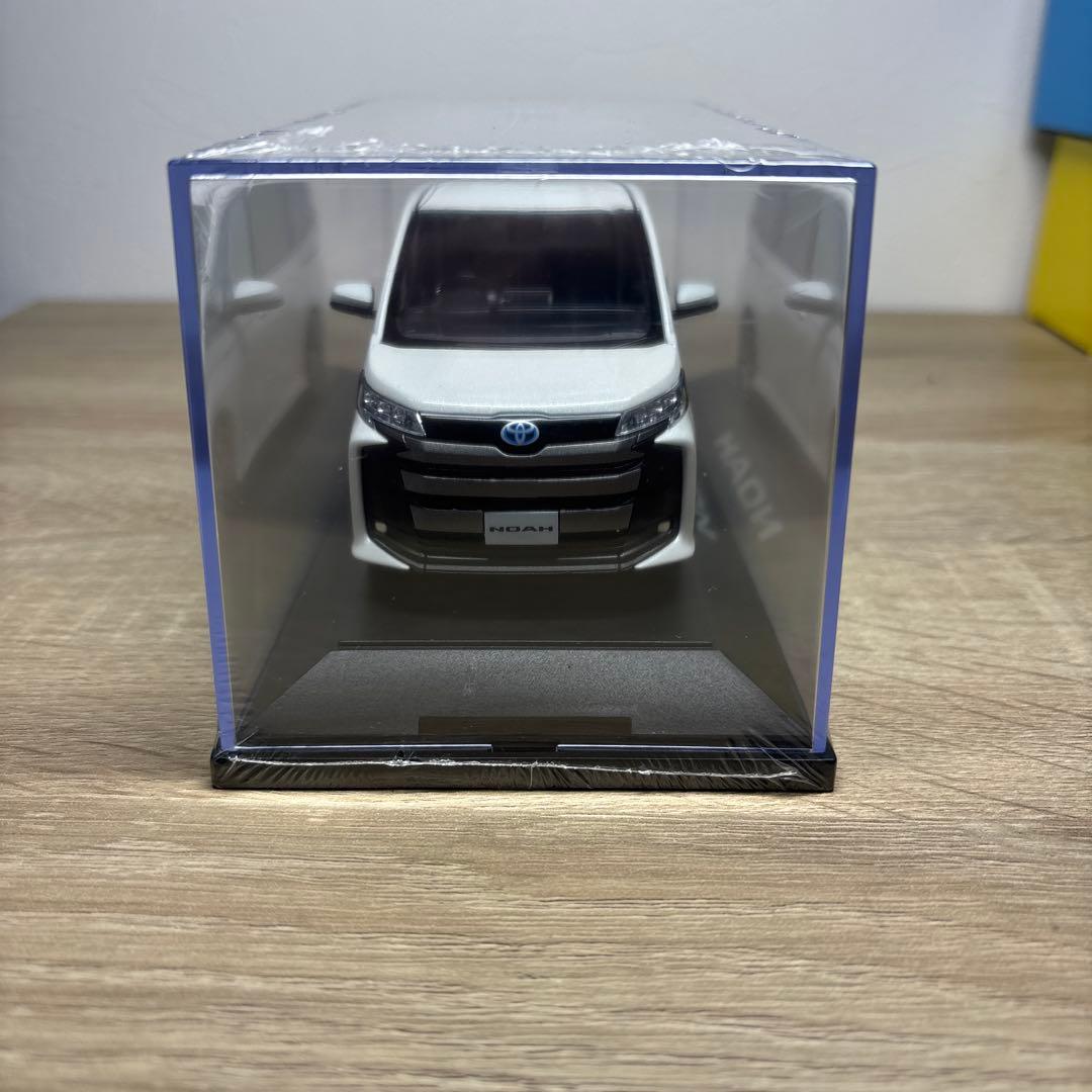 【未開封】トヨタ ノア ホワイトパール 1/30 カラーサンプルミニカー 非売品