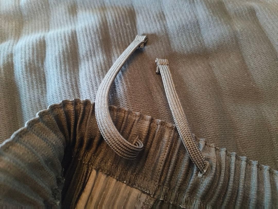 HOMME PLISSE ISSEY MIYAKE BASICS　パンツ　黒色