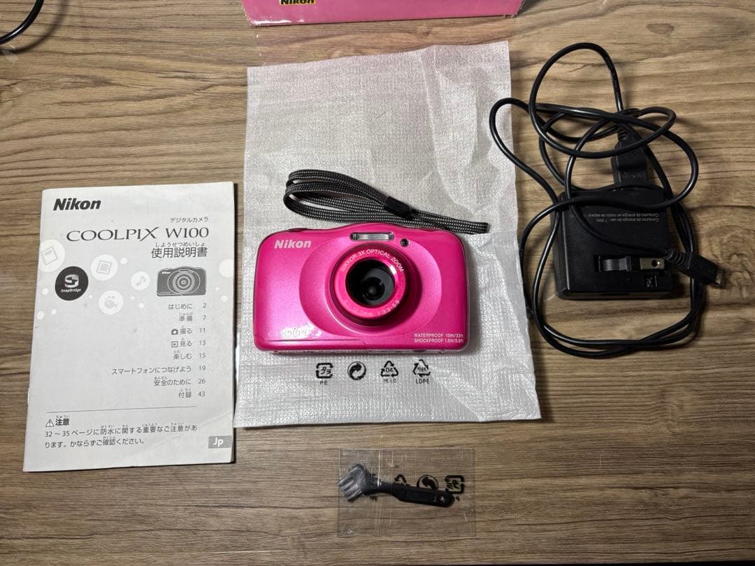 美品　NIKON デジカメ　ピンク　防水　COOLPIX W100