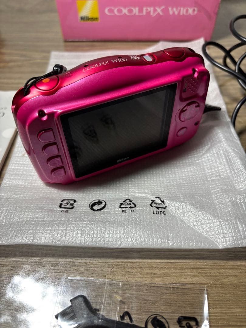 美品　NIKON デジカメ　ピンク　防水　COOLPIX W100