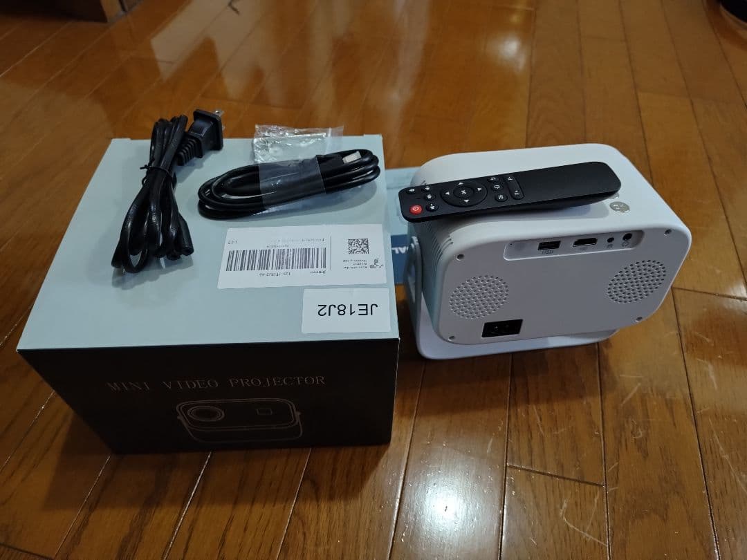 JE-11J2 プロジェクター 本体と4K対応スクリーンセット