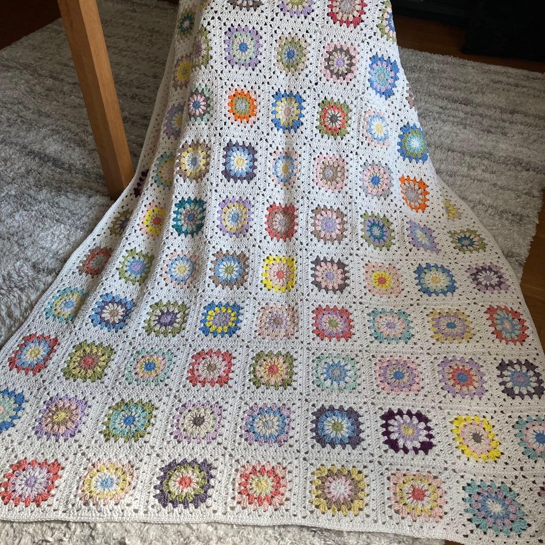 モチーフ編み　グラニースクエア柄マルチカバー　大判サイズ