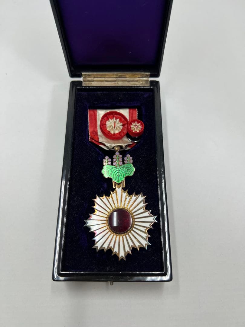 日本国 勲章 記章 昭和後〜平成初期 勲四等旭日小綬章 略綬 共箱