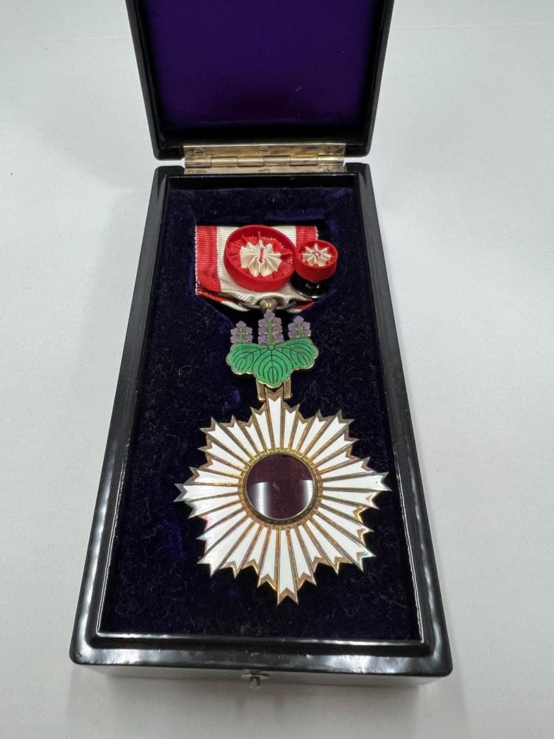 日本国 勲章 記章 昭和後〜平成初期 勲四等旭日小綬章 略綬 共箱