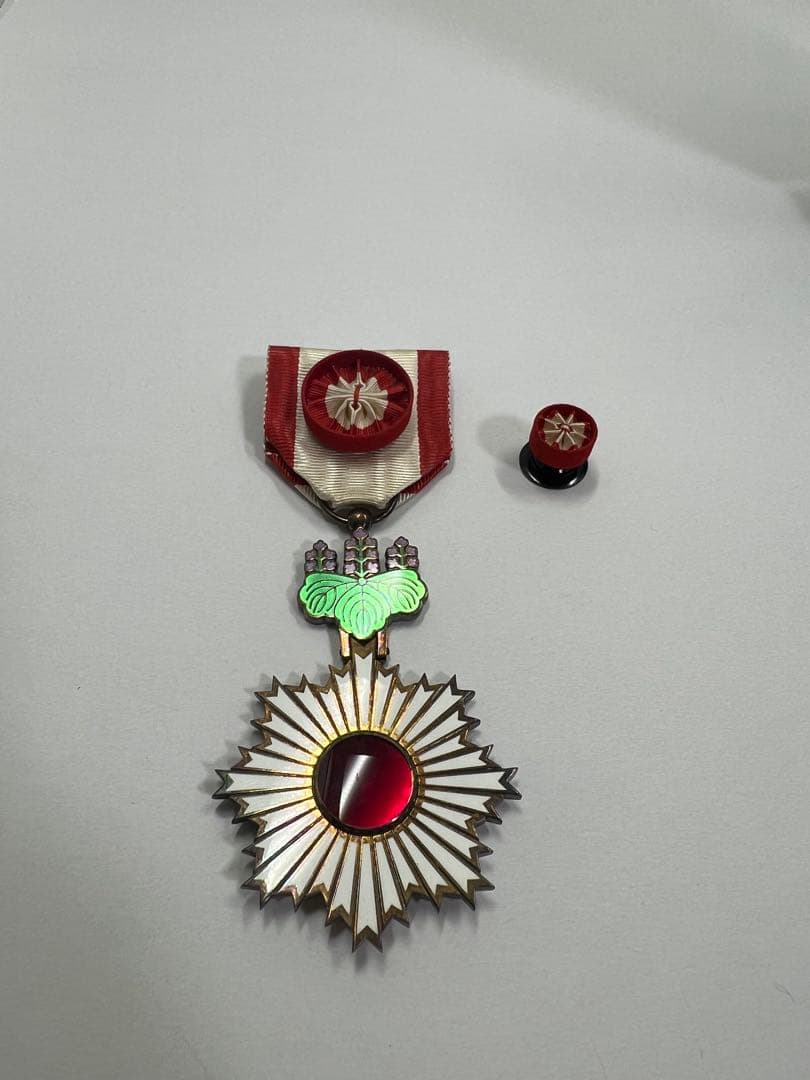 日本国 勲章 記章 昭和後〜平成初期 勲四等旭日小綬章 略綬 共箱
