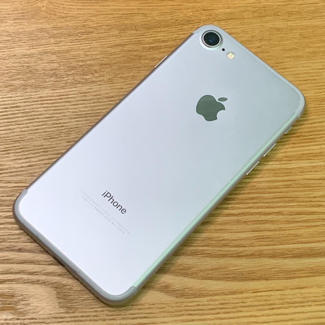 M4 SIMフリー　iPhone7 128GB おまけ付き Silver