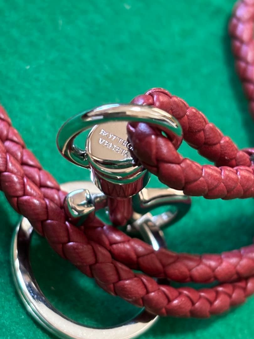 BOTTEGA VENETAイントレチャートレザーネックストラップ(赤)