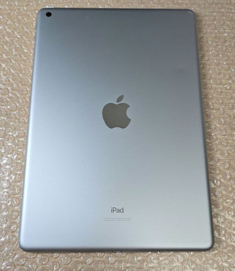 a*m様 iPad 8◼️バッテリー良品◼️純正充電ケーブルアダプタ付属■205
