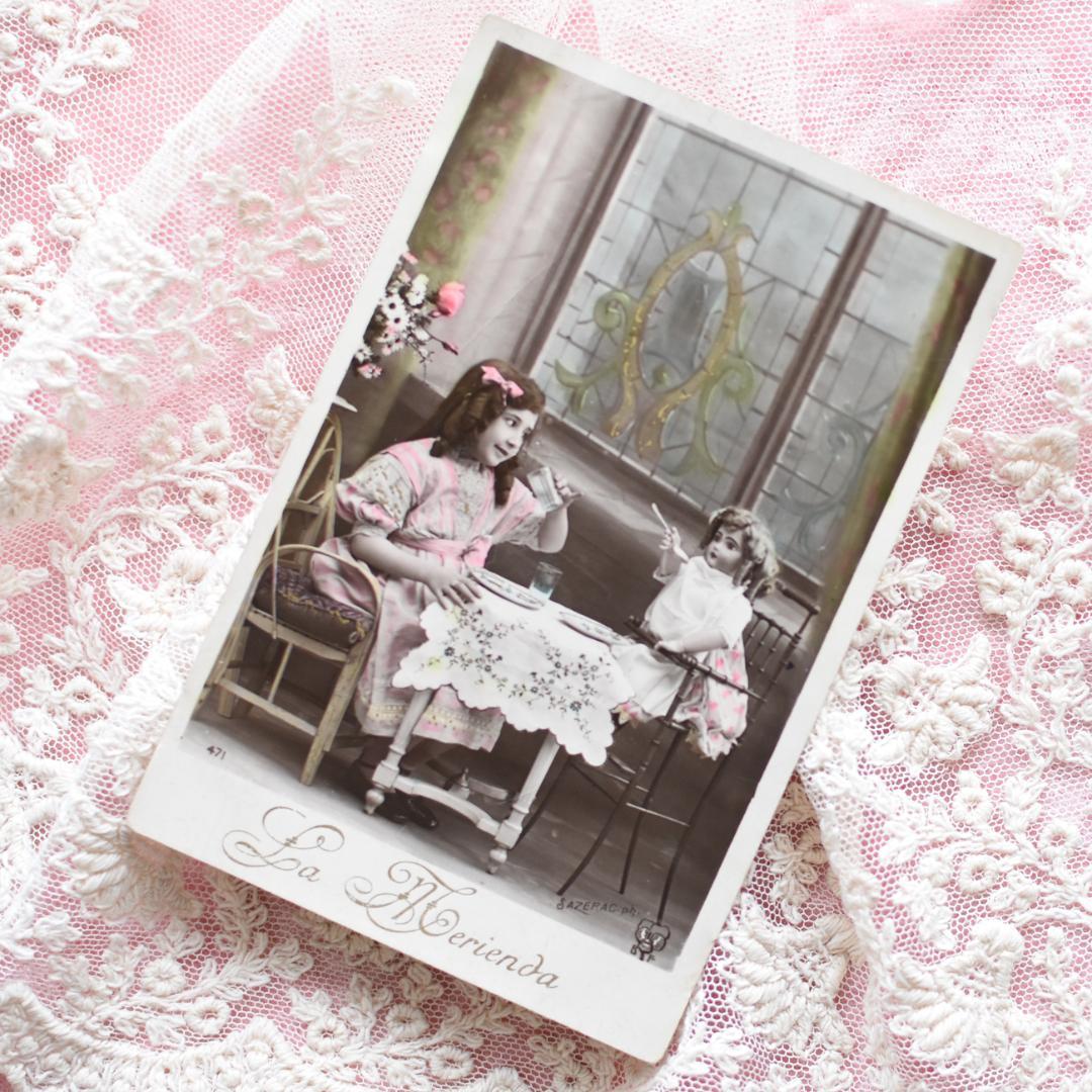 *アンティークポストカード　お人形とおままごとを楽しむ可愛い少女