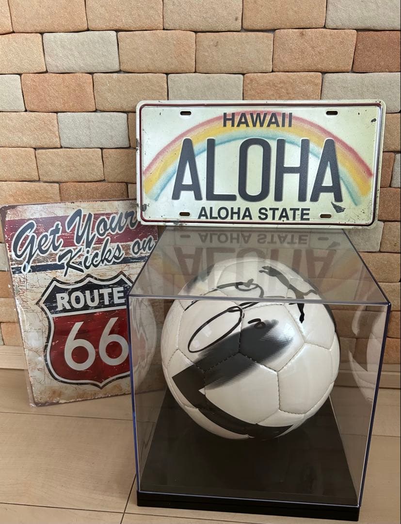 サイン入りサッカーボール（ケース付き）