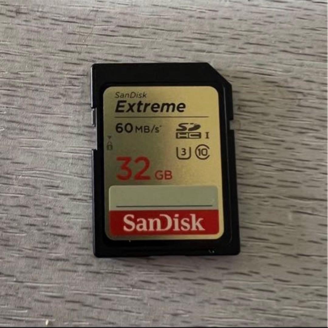 美品 Nikon 一眼レフカメラ D5300 オマケ多数 シャッター数14025