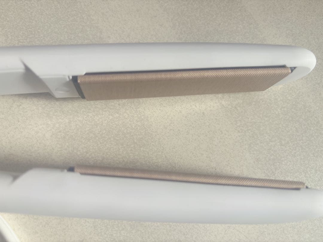 ☆1度のみ使用☆KINUJO 絹女 ストレートアイロン　ホワイト