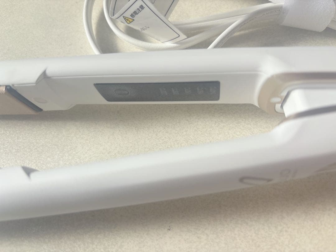 ☆1度のみ使用☆KINUJO 絹女 ストレートアイロン　ホワイト