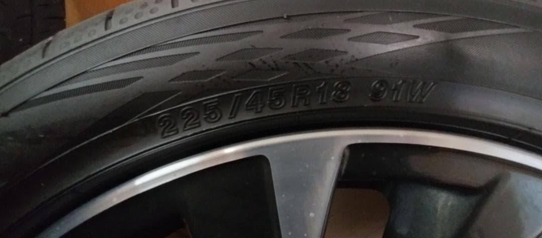 taku様 【送料込み・値下げ】 レヴォーグSTI VN5 純正ホイールとタイヤ