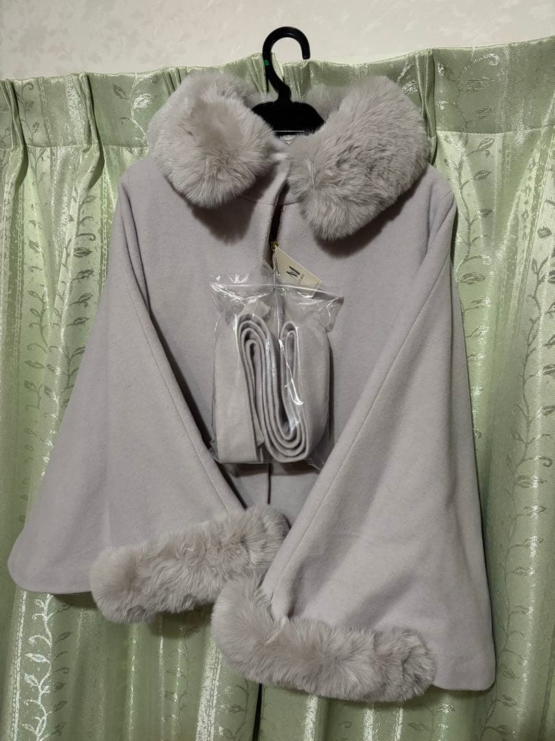 ブローチ付きポンチョコート