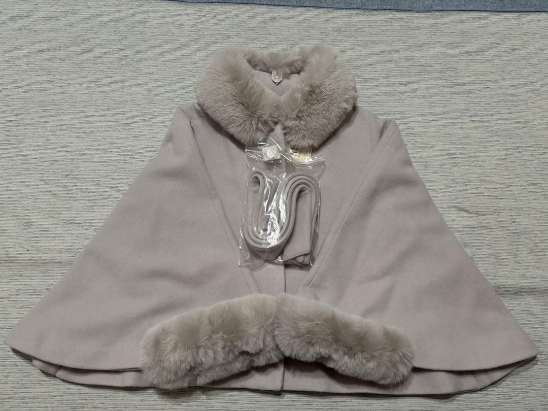 ブローチ付きポンチョコート